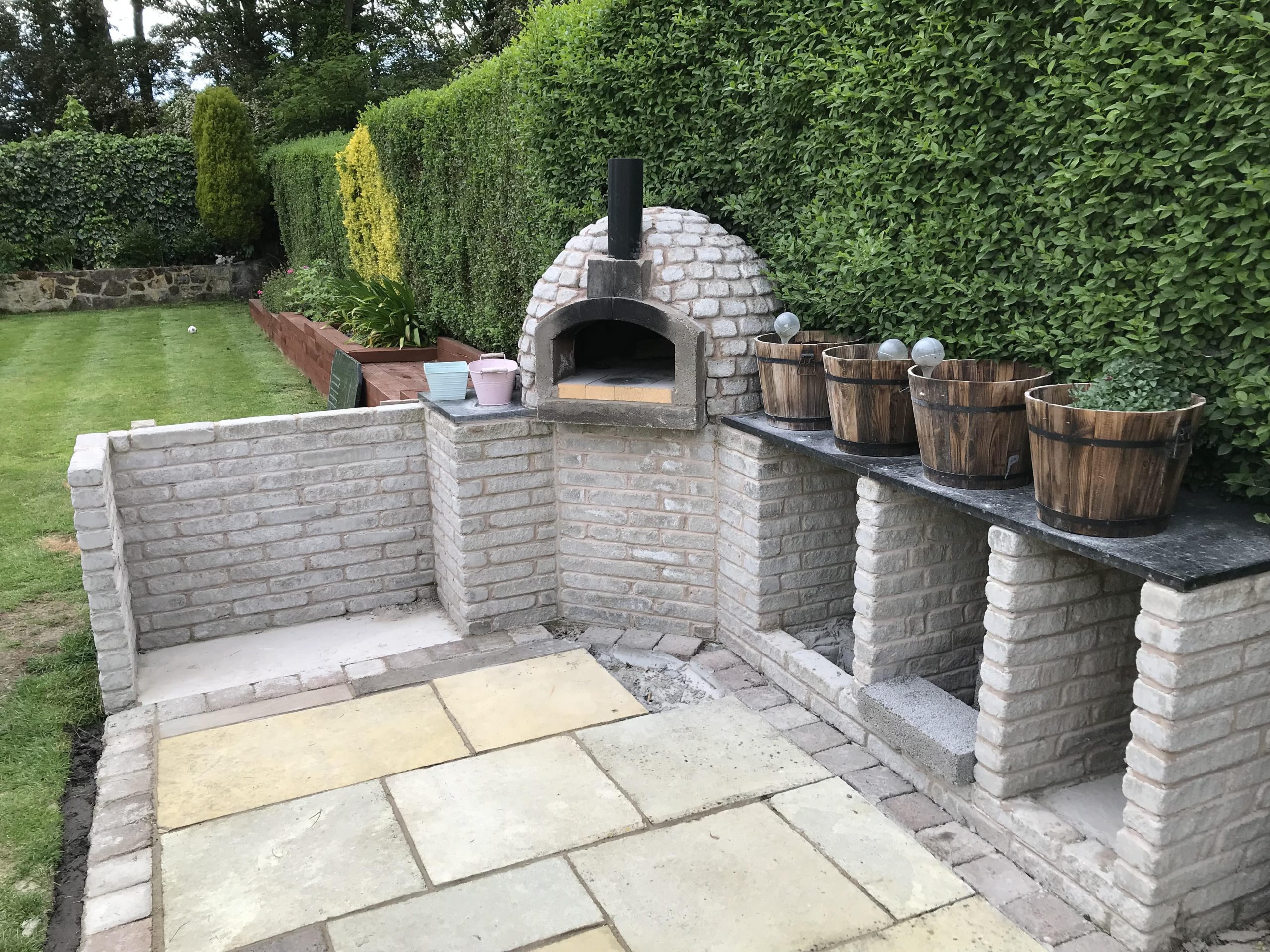 outdoor kitchen with pizza oven